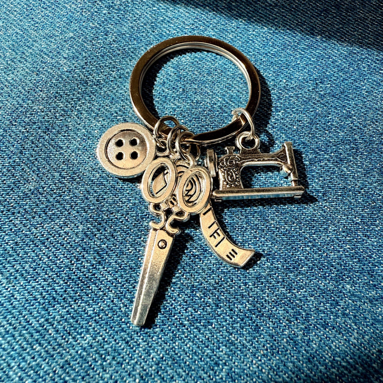 Брелок для ключів зі швейними підвісками (швейна машинка, ножиці, ґудзик, сантиметр)