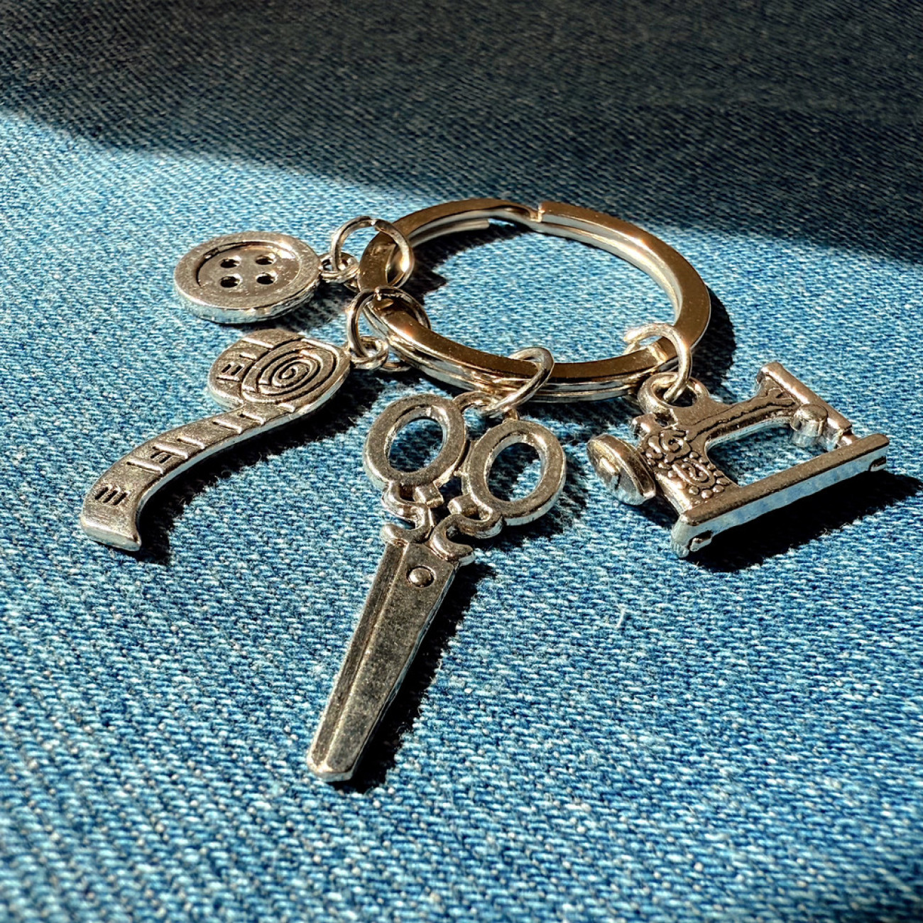 Брелок для ключів зі швейними підвісками (швейна машинка, ножиці, ґудзик, сантиметр)