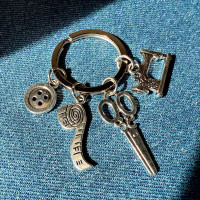 Брелок для ключів зі швейними підвісками (швейна машинка, ножиці, ґудзик, сантиметр)