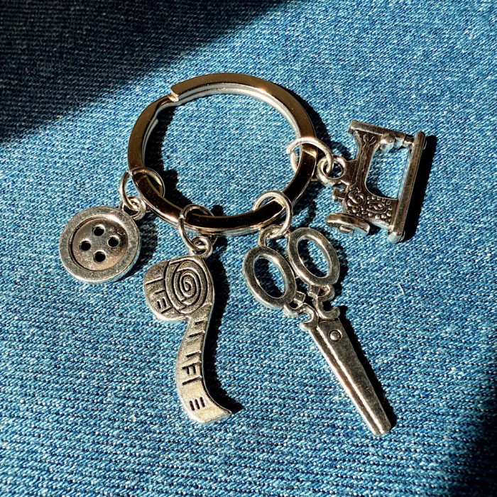 Брелок для ключів зі швейними підвісками (швейна машинка, ножиці, ґудзик, сантиметр)