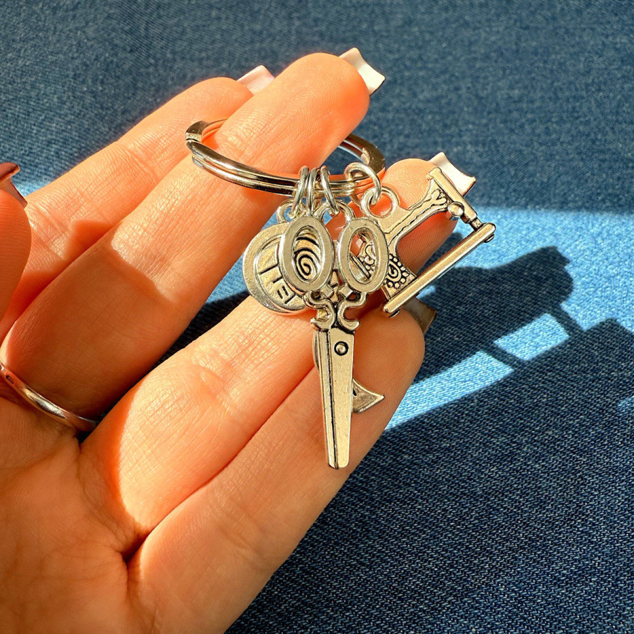 Брелок для ключів зі швейними підвісками (швейна машинка, ножиці, ґудзик, сантиметр)