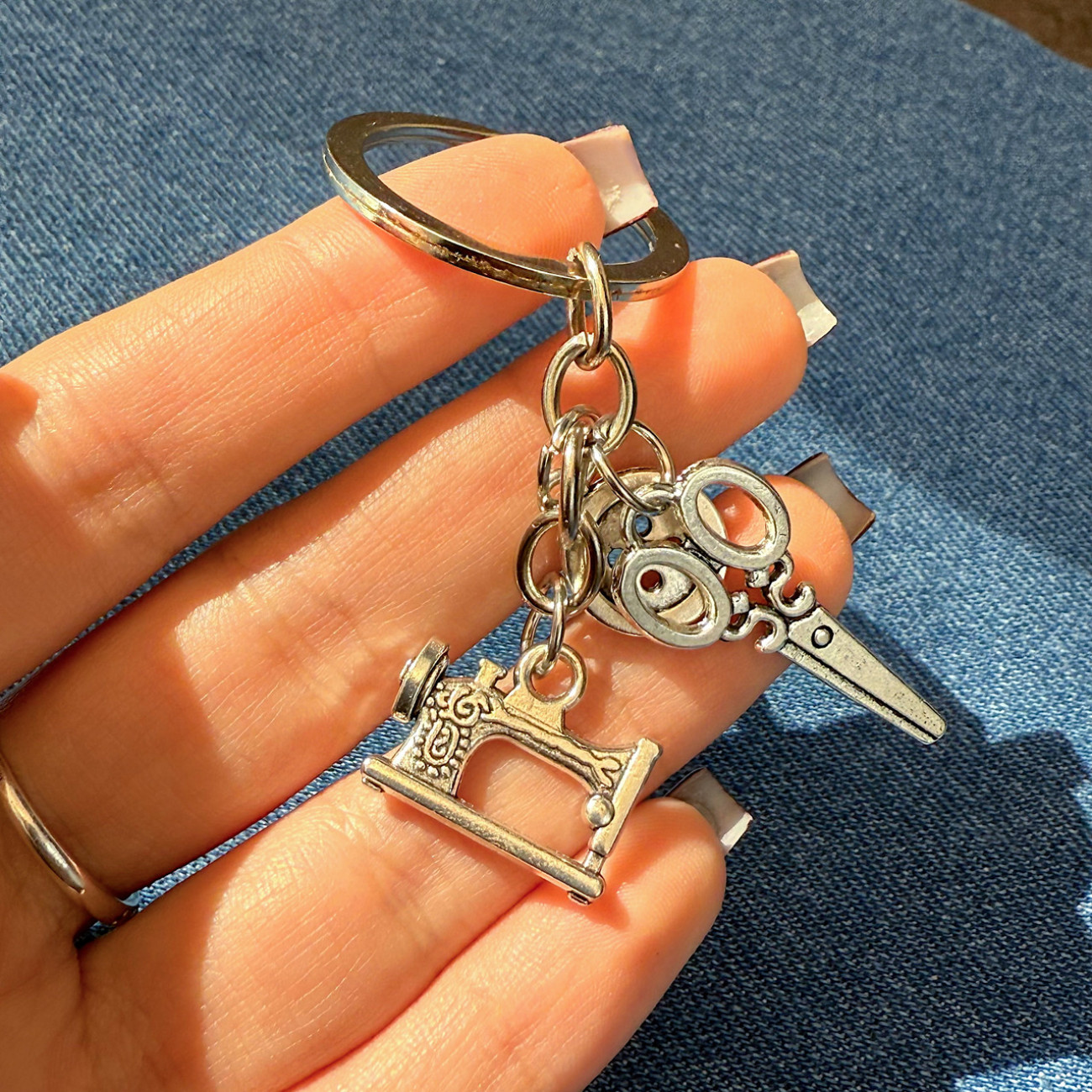 Брелок для ключів зі швейними підвісками (швейна машинка, ножиці, ґудзик)