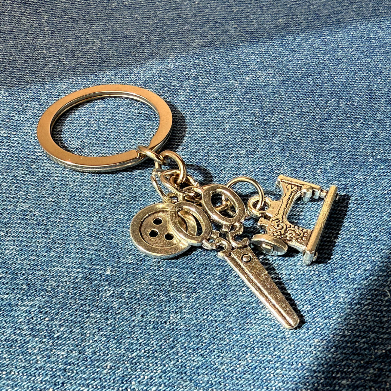 Брелок для ключів зі швейними підвісками (швейна машинка, ножиці, ґудзик)