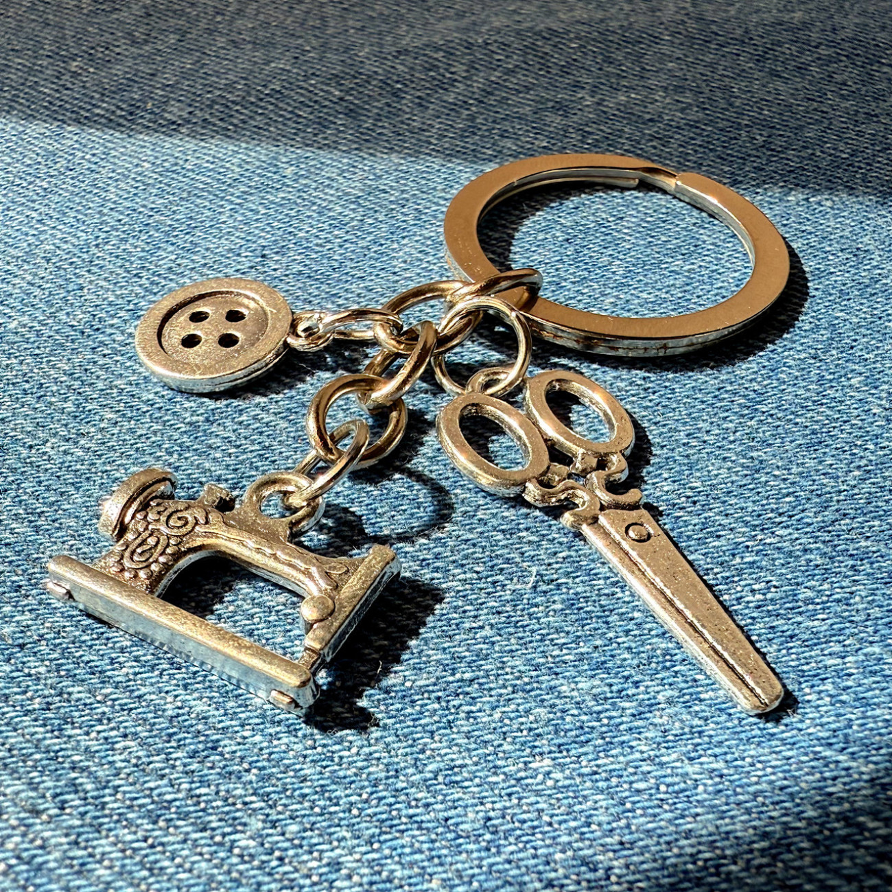 Брелок для ключів зі швейними підвісками (швейна машинка, ножиці, ґудзик)