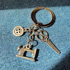 Брелок для ключів зі швейними підвісками (швейна машинка, ножиці, ґудзик)