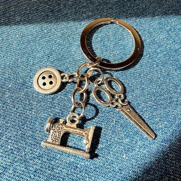 Брелок для ключів зі швейними підвісками (швейна машинка, ножиці, ґудзик)