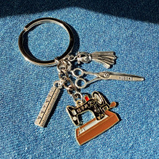 Брелок для ключів зі швейними підвісками (швейна машинка, ножиці, сукня, лінійка)