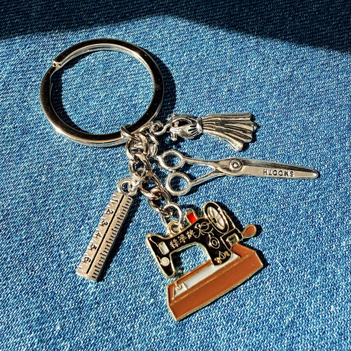 Брелок для ключів зі швейними підвісками (швейна машинка, ножиці, сукня, лінійка)