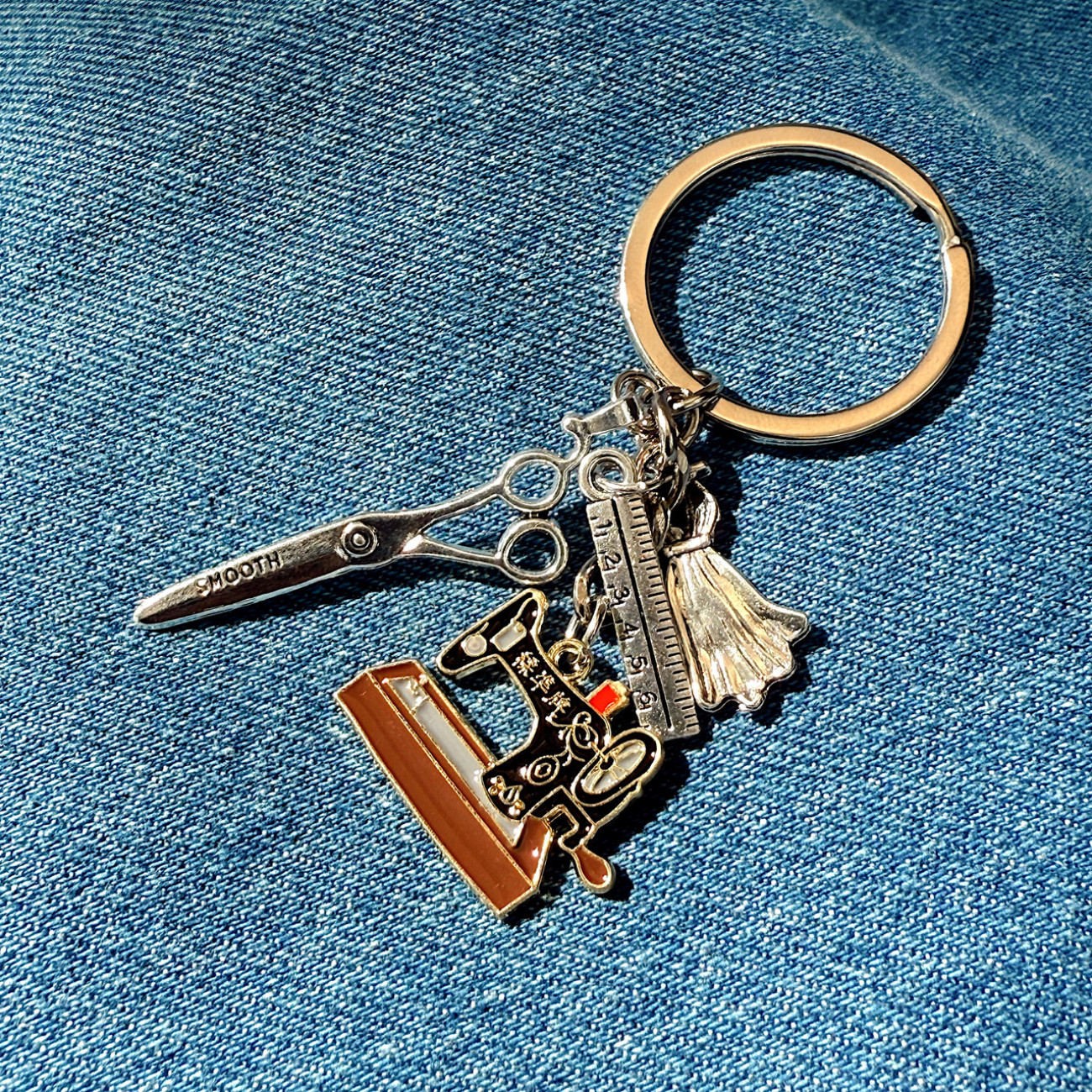 Брелок для ключів зі швейними підвісками (швейна машинка, ножиці, сукня, лінійка)