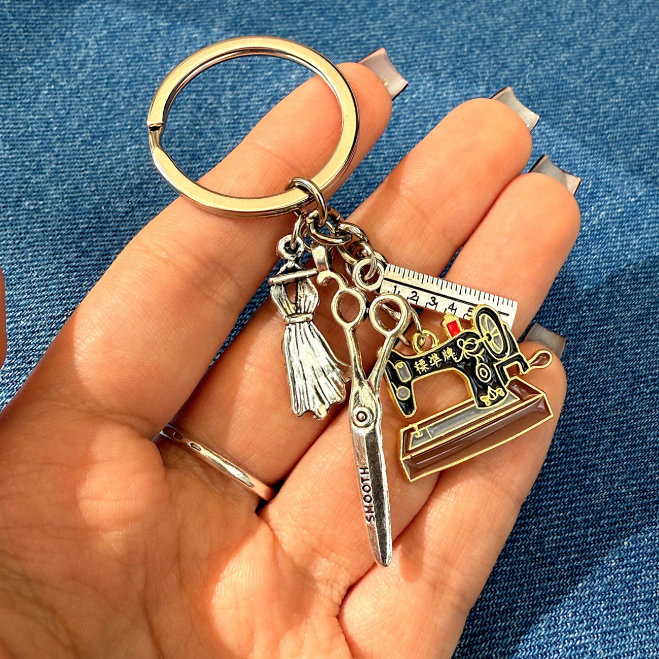 Брелок для ключів зі швейними підвісками (швейна машинка, ножиці, сукня, лінійка)