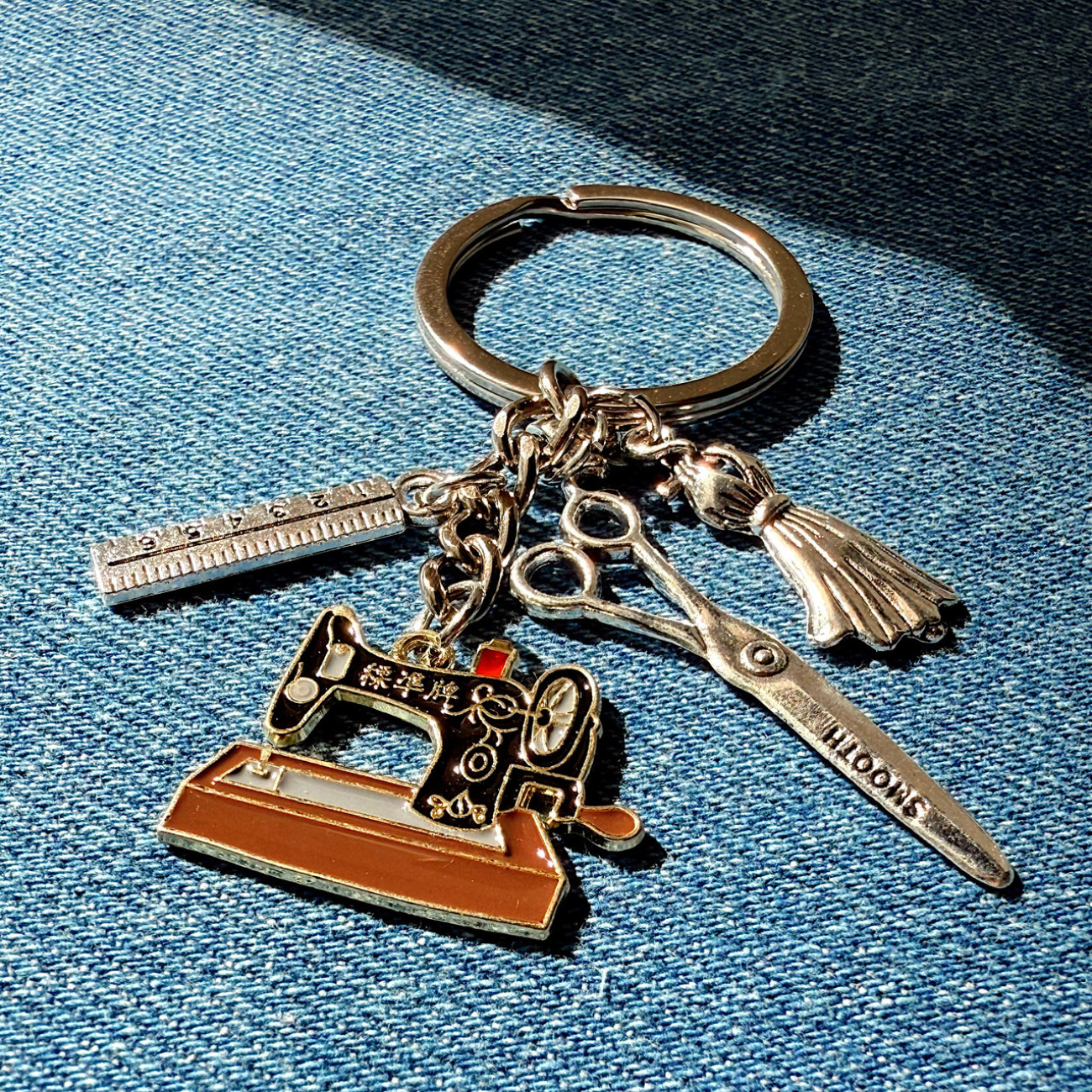Брелок для ключів зі швейними підвісками (швейна машинка, ножиці, сукня, лінійка)