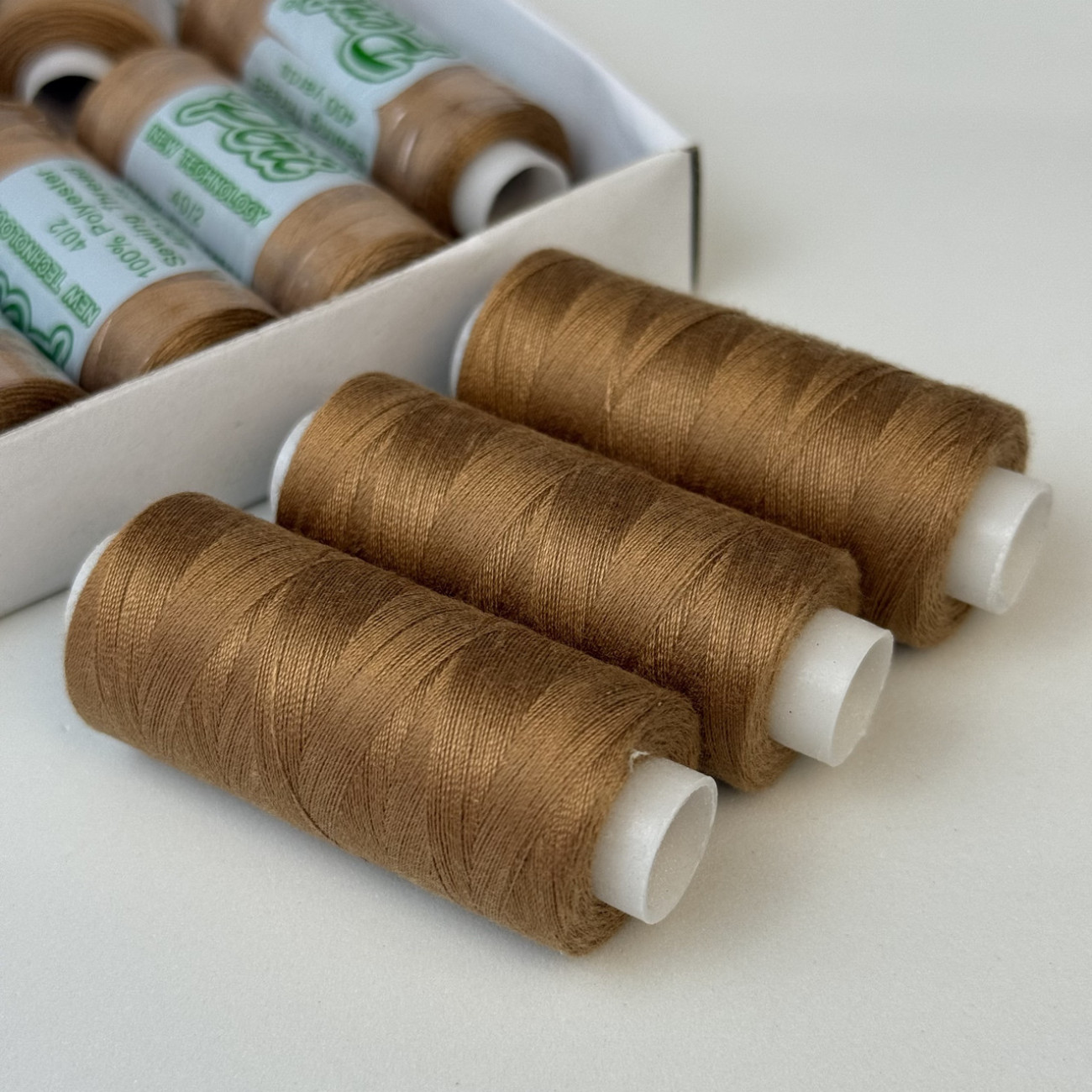 Нитки для шиття Peri 100% поліестер, 40/2, 400Y (№043)