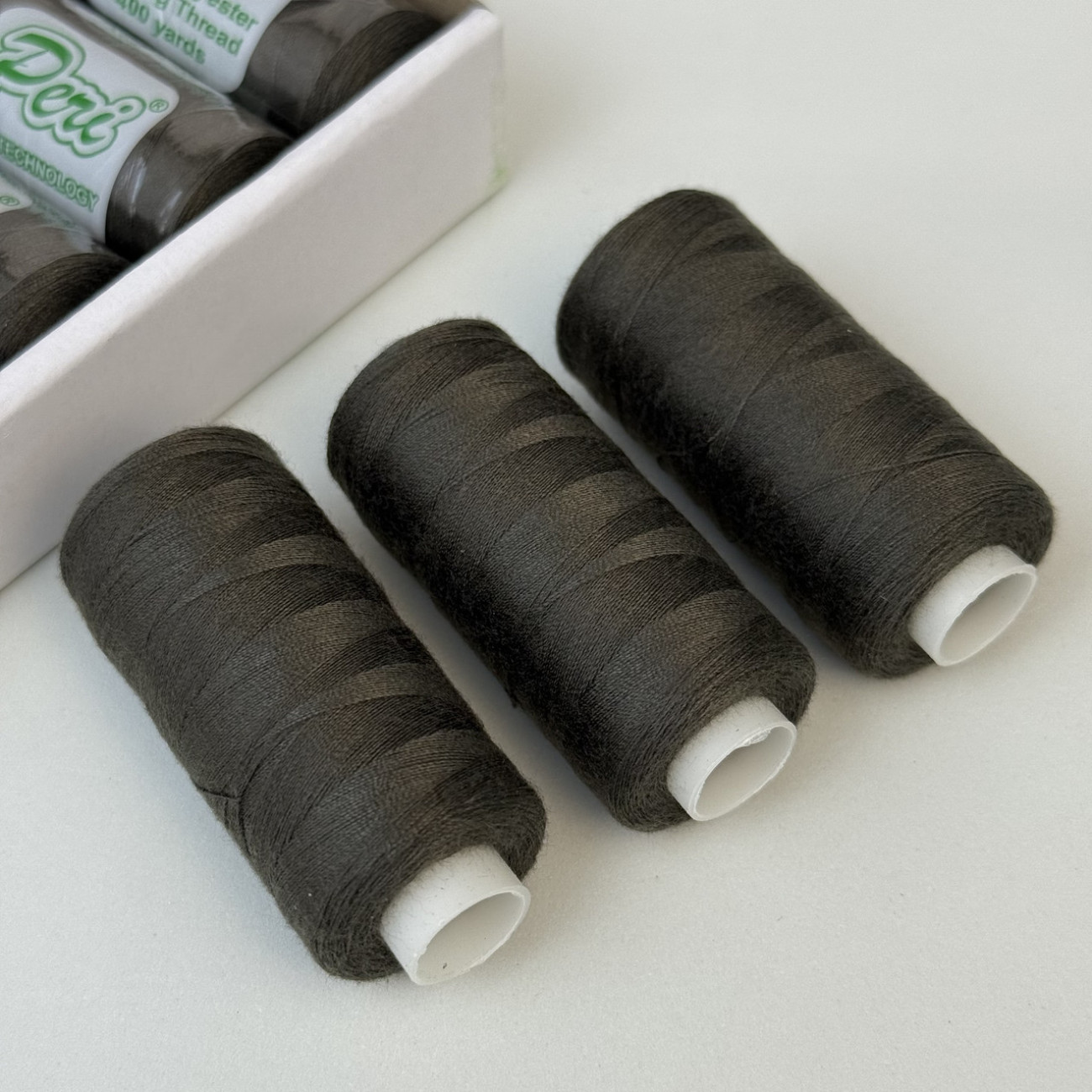 Нитки для шиття Peri 100% поліестер, 40/2, 400Y (№048)