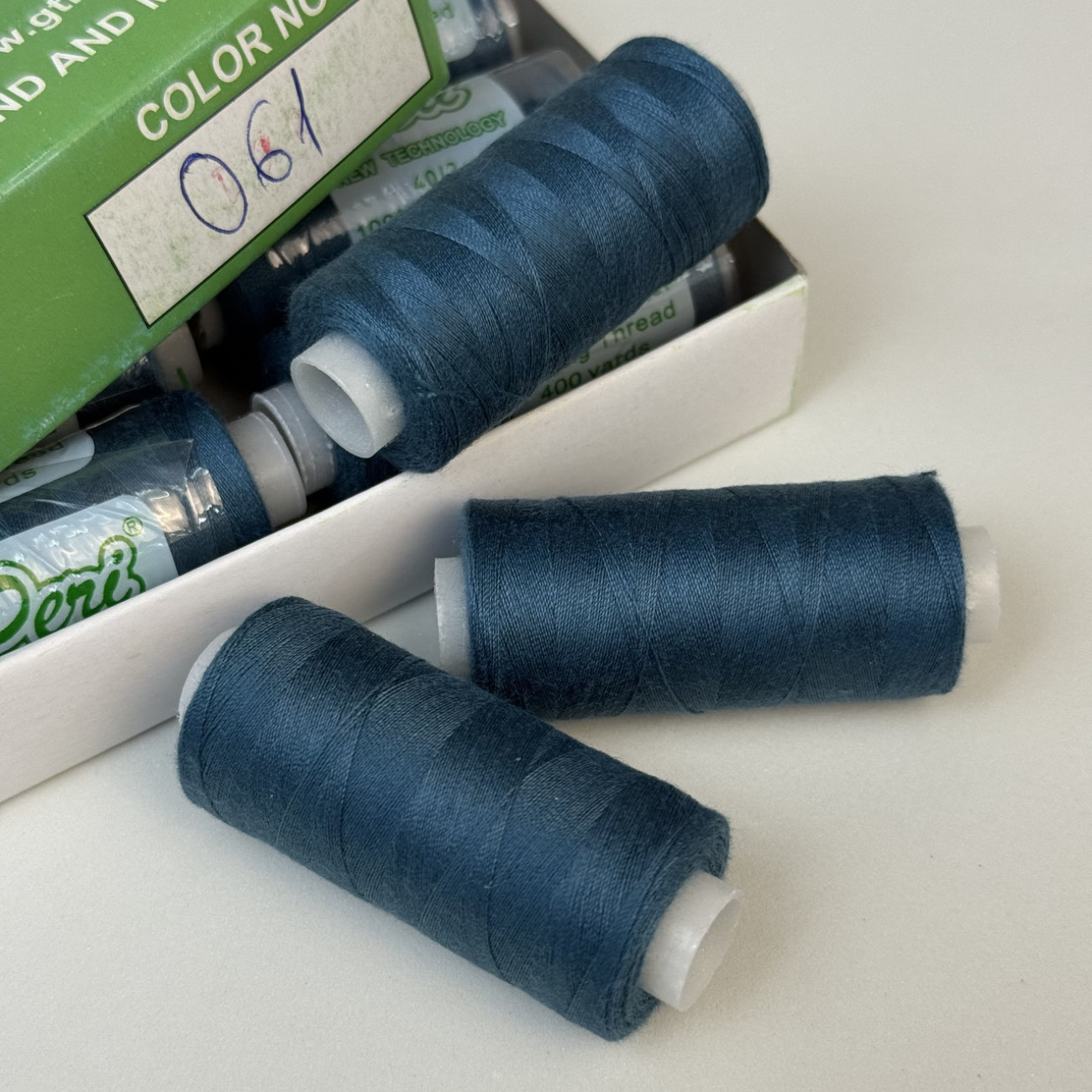 Нитки для шиття Peri 100% поліестер, 40/2, 400Y (№061)