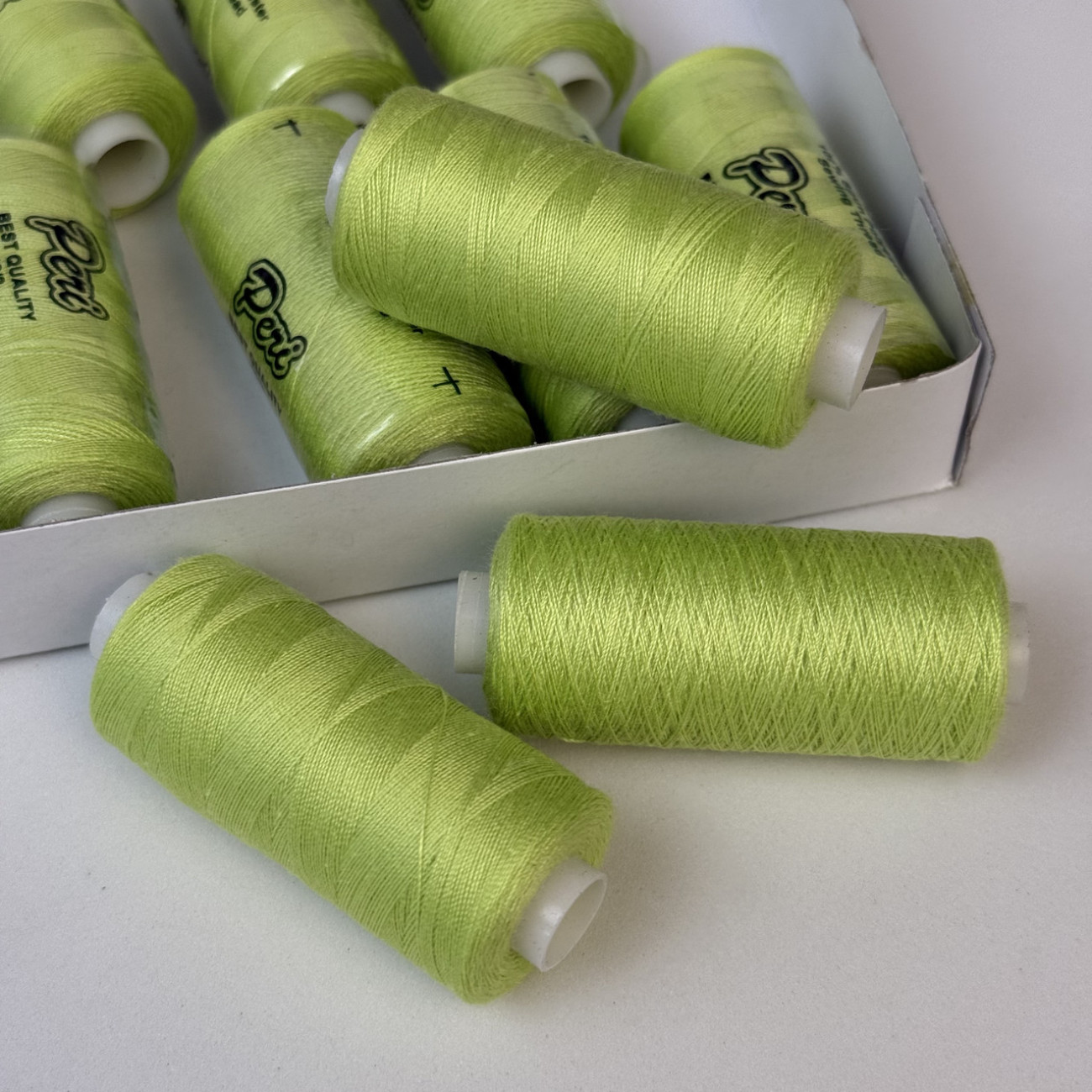 Нитки для шиття Peri 100% поліестер, 40/2, 400Y (№077)