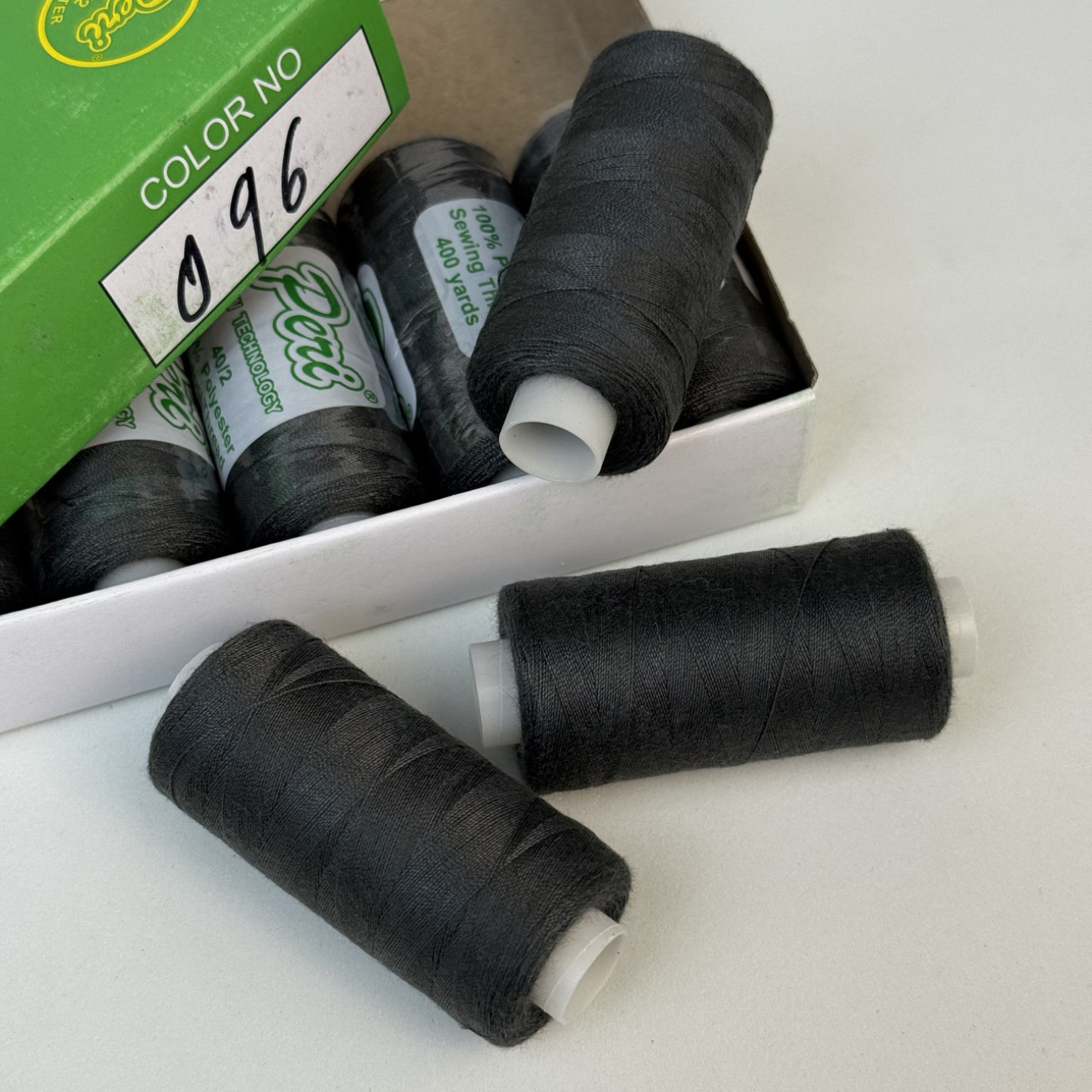 Нитки для шиття Peri 100% поліестер, 40/2, 400Y (№096)