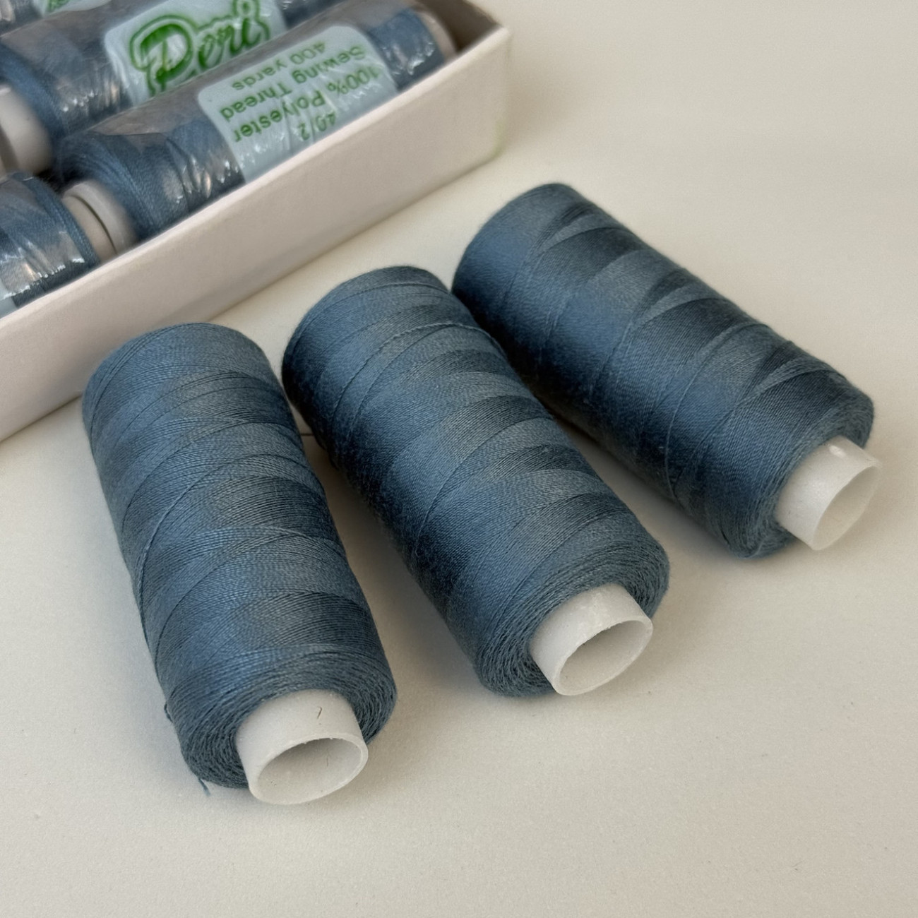 Нитки для шиття Peri 100% поліестер, 40/2, 400Y (№051)