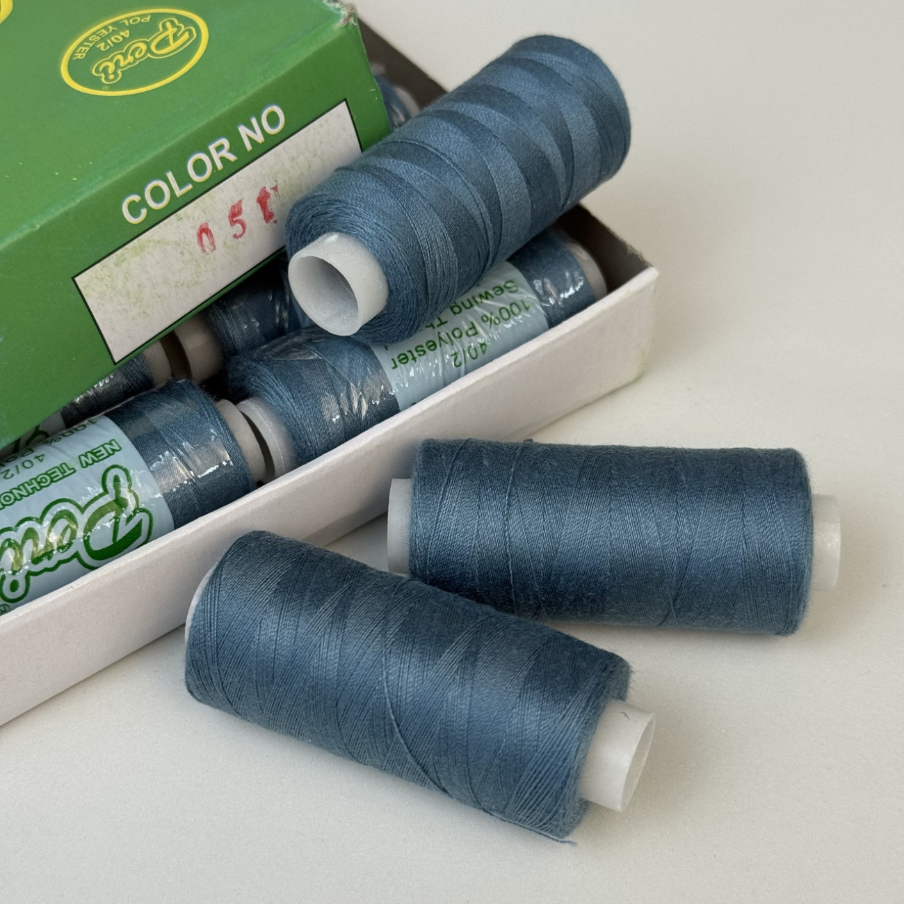 Нитки для шиття Peri 100% поліестер, 40/2, 400Y (№051)