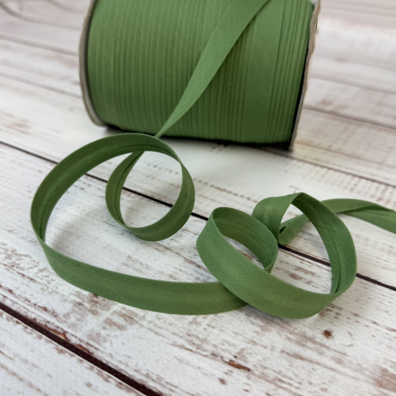 Коса бейка матова 15 мм зелена – тасьма для обробки зрізів і декору