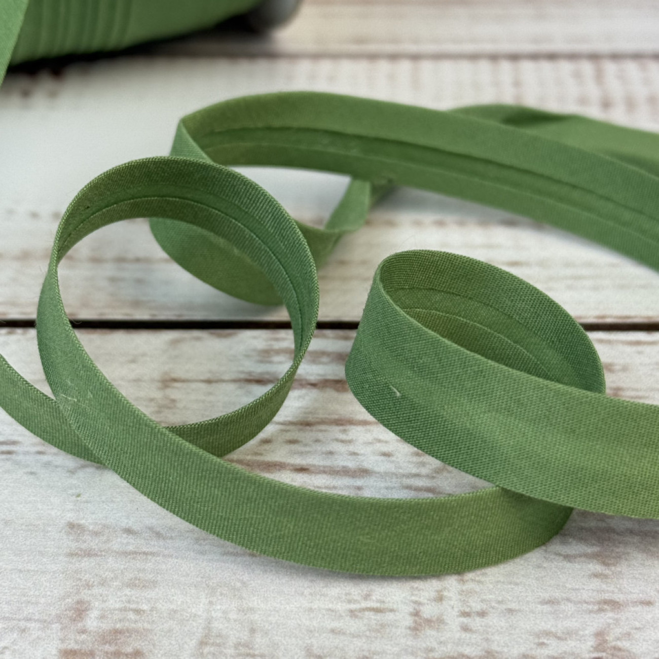 Коса бейка матова 15 мм зелена – тасьма для обробки зрізів і декору