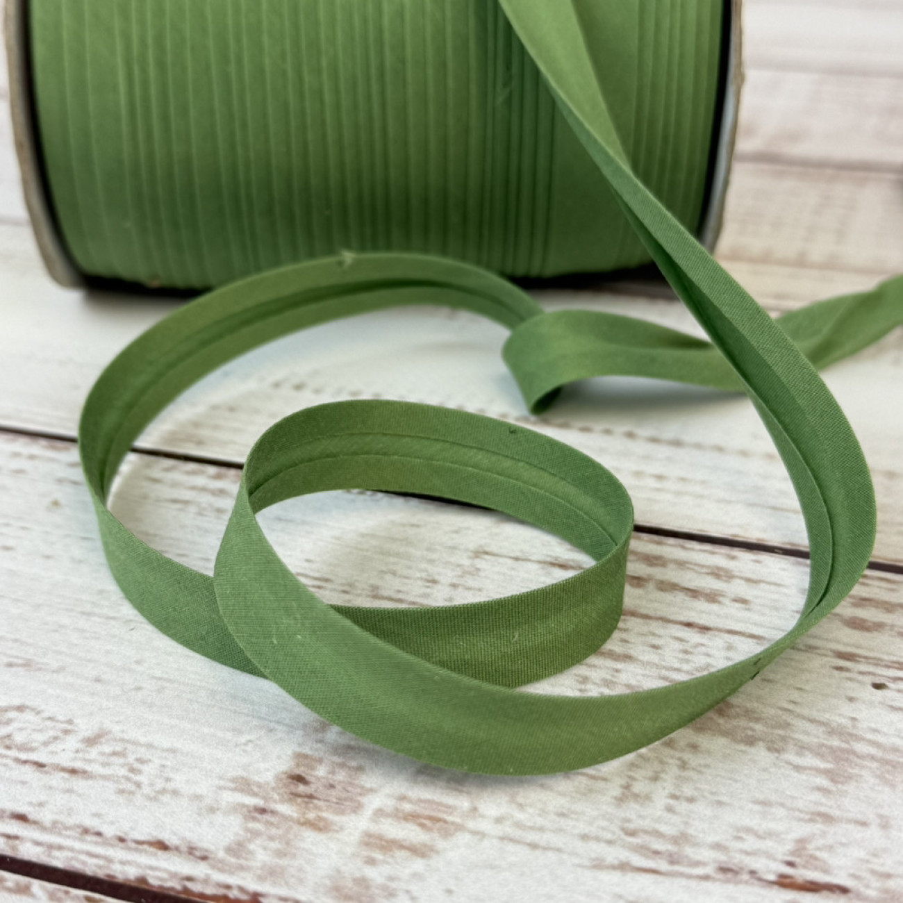 Коса бейка матова 15 мм зелена – тасьма для обробки зрізів і декору