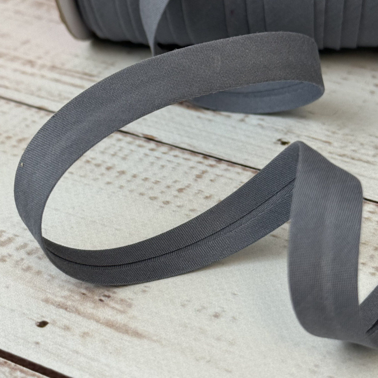 Коса бейка матова 15 мм сіра – тасьма для обробки зрізів і декору