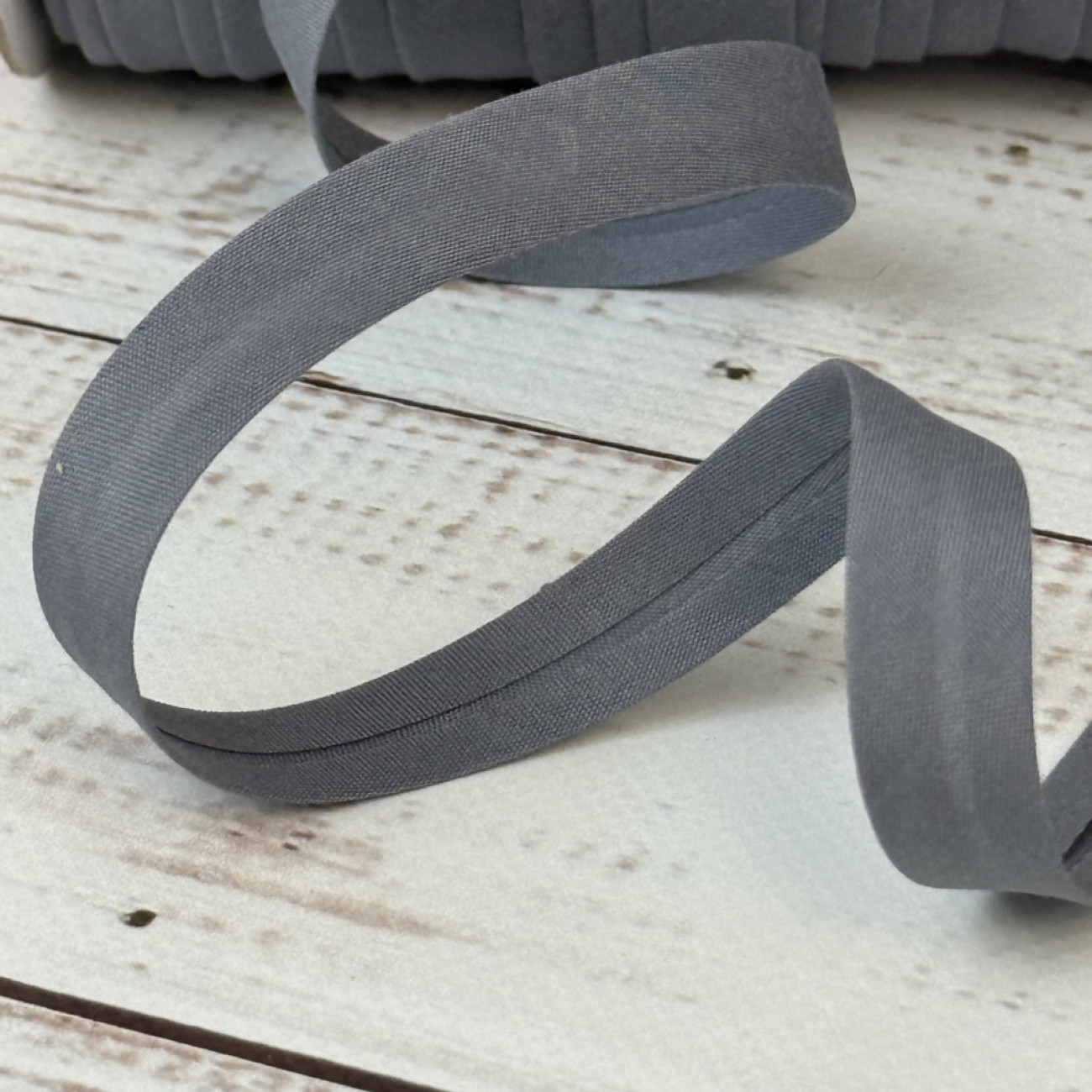 Коса бейка матова 15 мм сіра – тасьма для обробки зрізів і декору