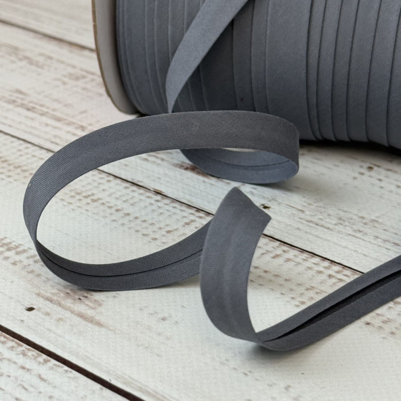 Коса бейка матова 15 мм сіра – тасьма для обробки зрізів і декору