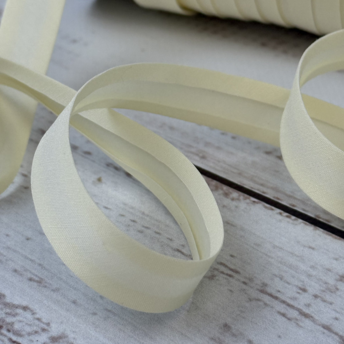 Коса бейка матова 15 мм світло-жовта – тасьма для обробки зрізів і декору