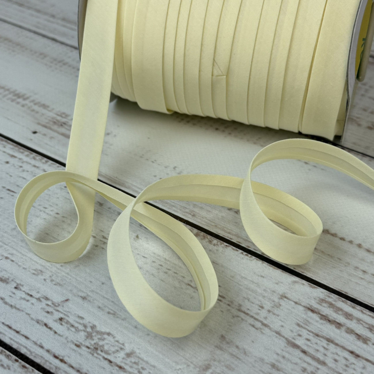 Коса бейка матова 15 мм світло-жовта – тасьма для обробки зрізів і декору