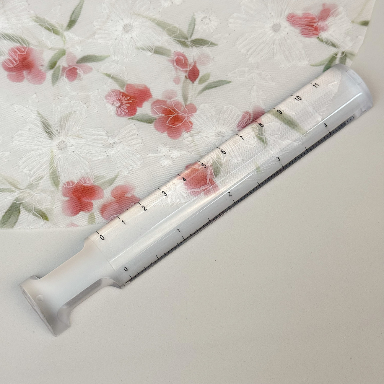 Лупа-лінійка акрилова з розміткою – збільшувальне скло та лінійка 2-в-1 для рукоділля та читання