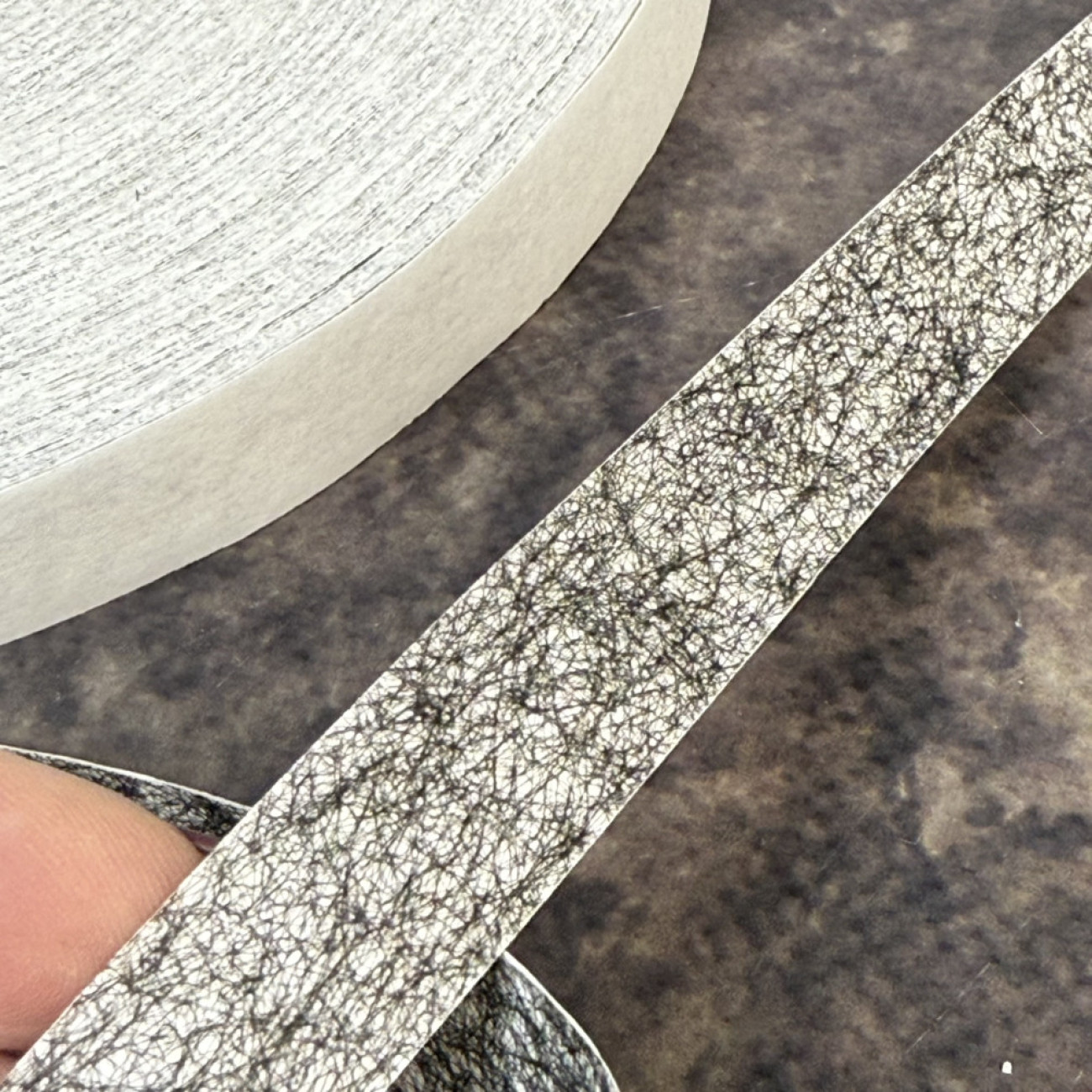 Павутинка клейова на папері 15 мм, моток 100 м, чорна