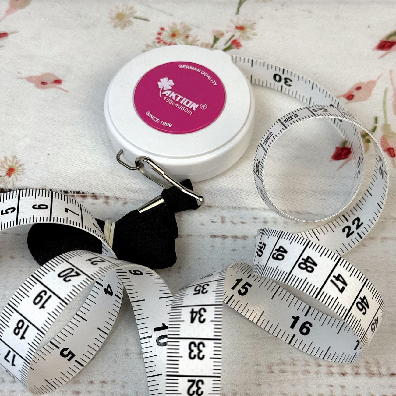 Рулетка, сантиметр кравецький, 150 см, біла з малиновою  серединкою