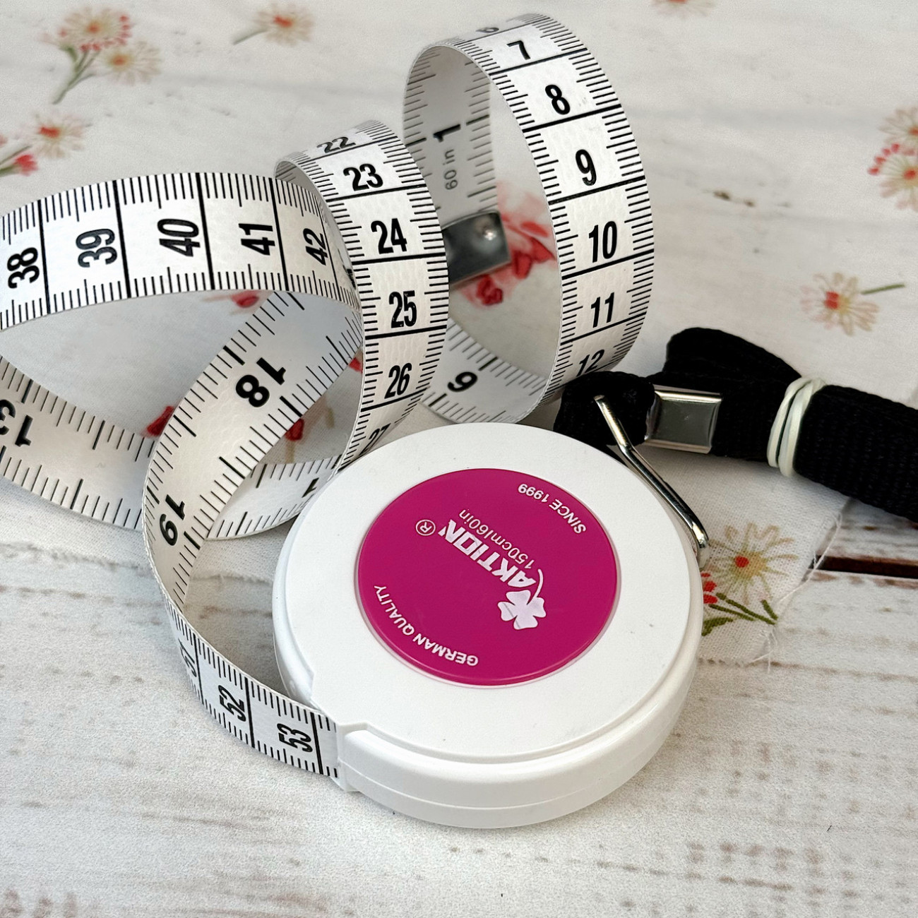 Рулетка, сантиметр кравецький, 150 см, біла з малиновою  серединкою