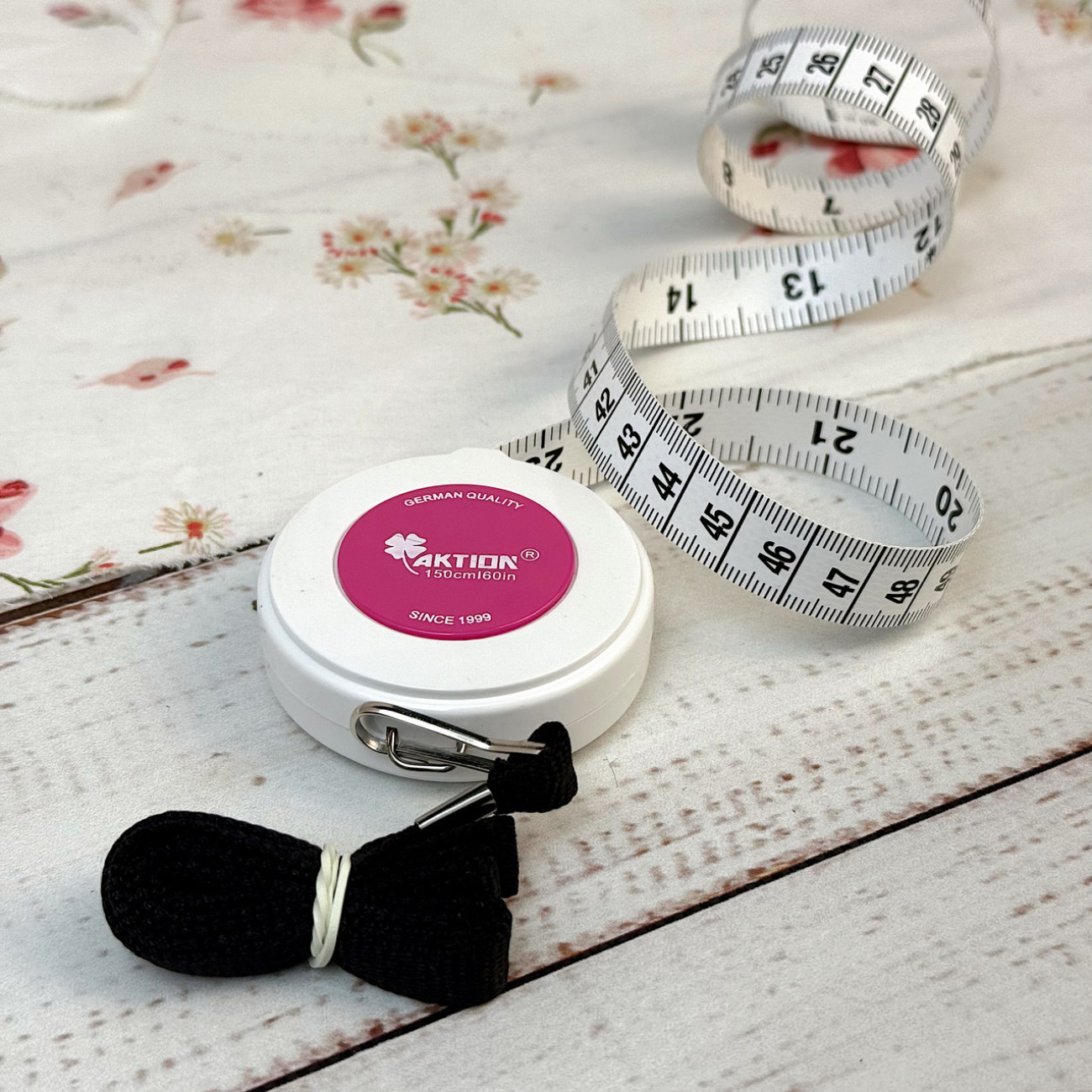 Рулетка, сантиметр кравецький, 150 см, біла з малиновою  серединкою