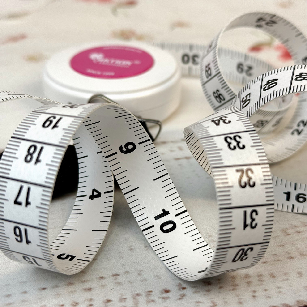 Рулетка, сантиметр кравецький, 150 см, біла з малиновою  серединкою