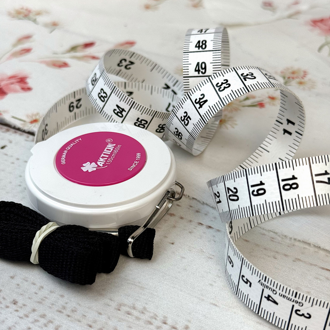 Рулетка, сантиметр кравецький, 150 см, біла з малиновою  серединкою