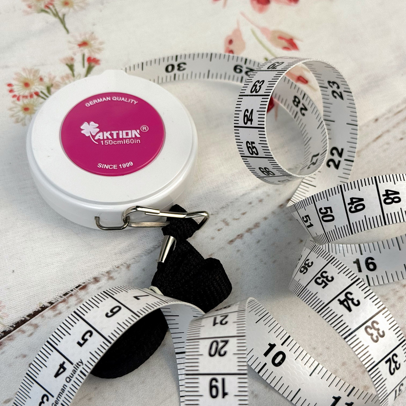 Рулетка, сантиметр кравецький, 150 см, біла з малиновою  серединкою