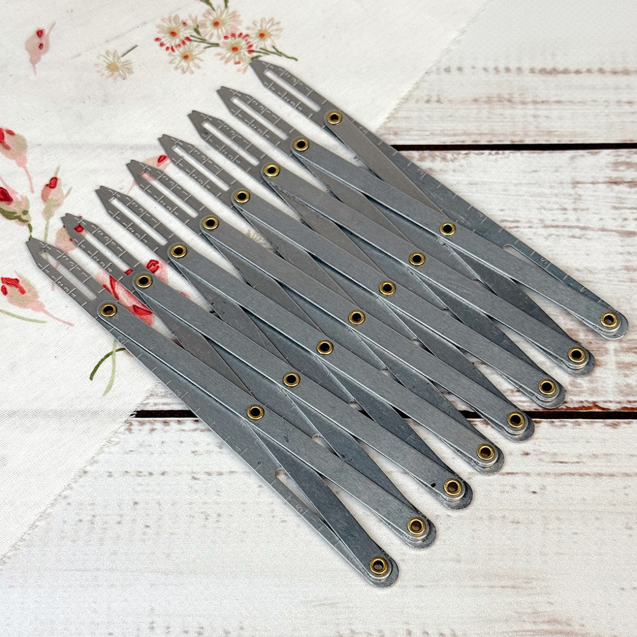 Інструмент для розмітки під ґудзики, петлі, люверси, складки - кравецький пантограф