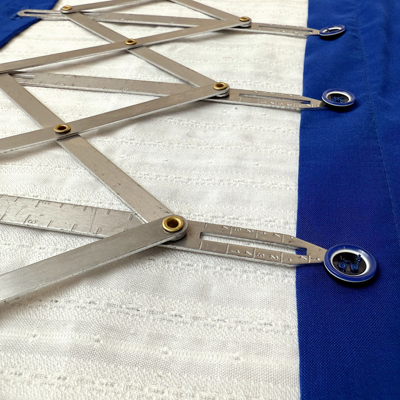 Інструмент для розмітки під ґудзики, петлі, люверси, складки - кравецький пантограф