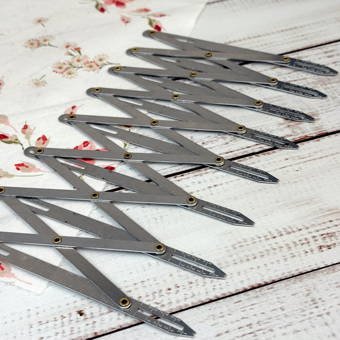 Інструмент для розмітки під ґудзики, петлі, люверси, складки - кравецький пантограф