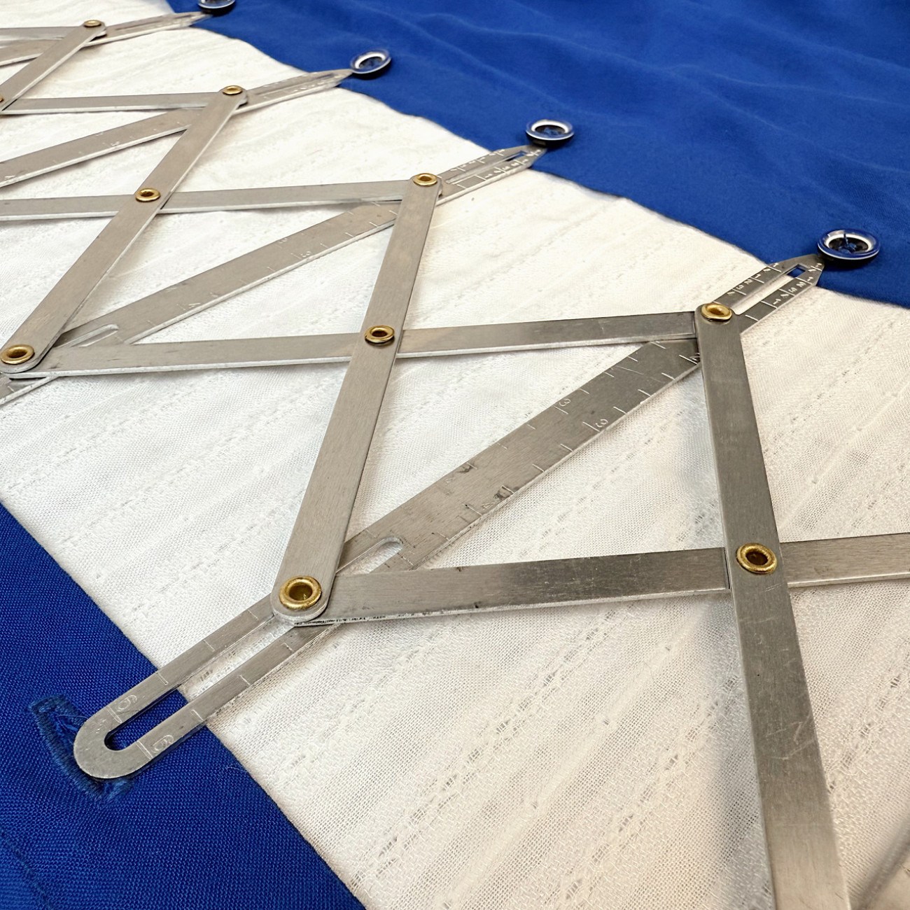 Інструмент для розмітки під ґудзики, петлі, люверси, складки - кравецький пантограф