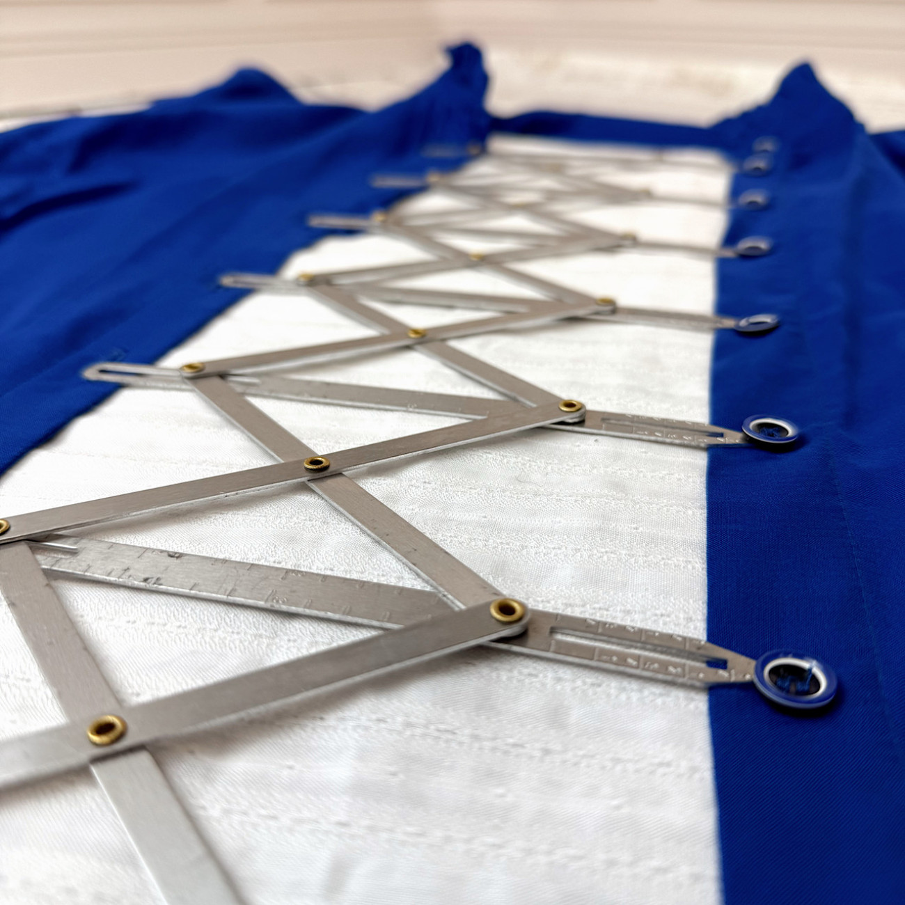 Інструмент для розмітки під ґудзики, петлі, люверси, складки - кравецький пантограф