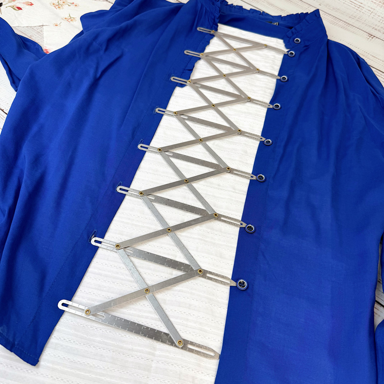 Інструмент для розмітки під ґудзики, петлі, люверси, складки - кравецький пантограф