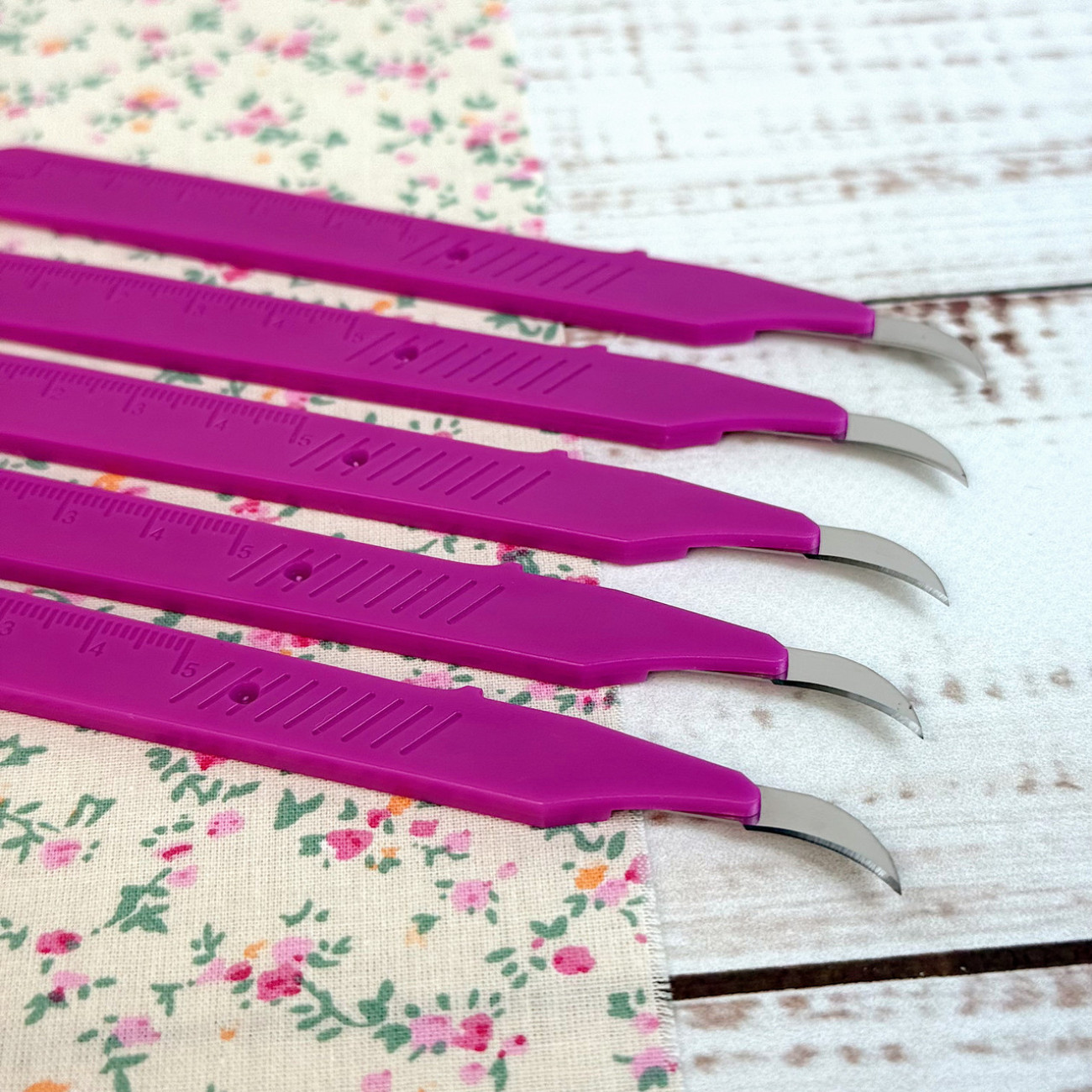 Розпорювач швів вигнутий фуксія