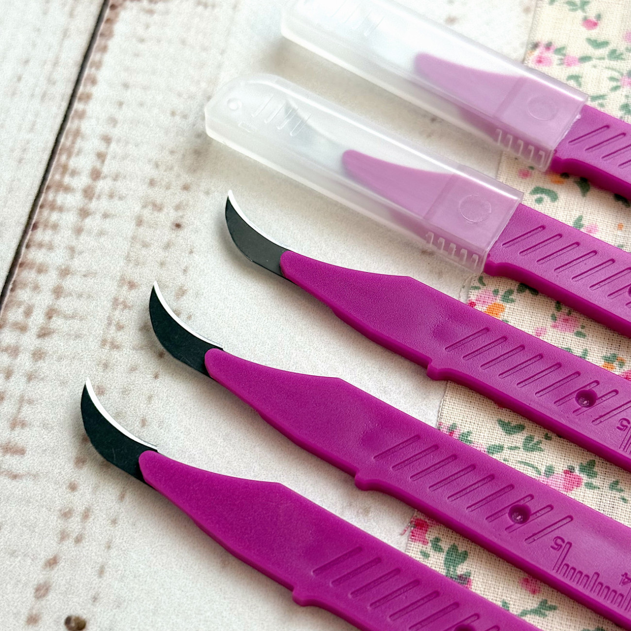 Розпорювач швів вигнутий фуксія