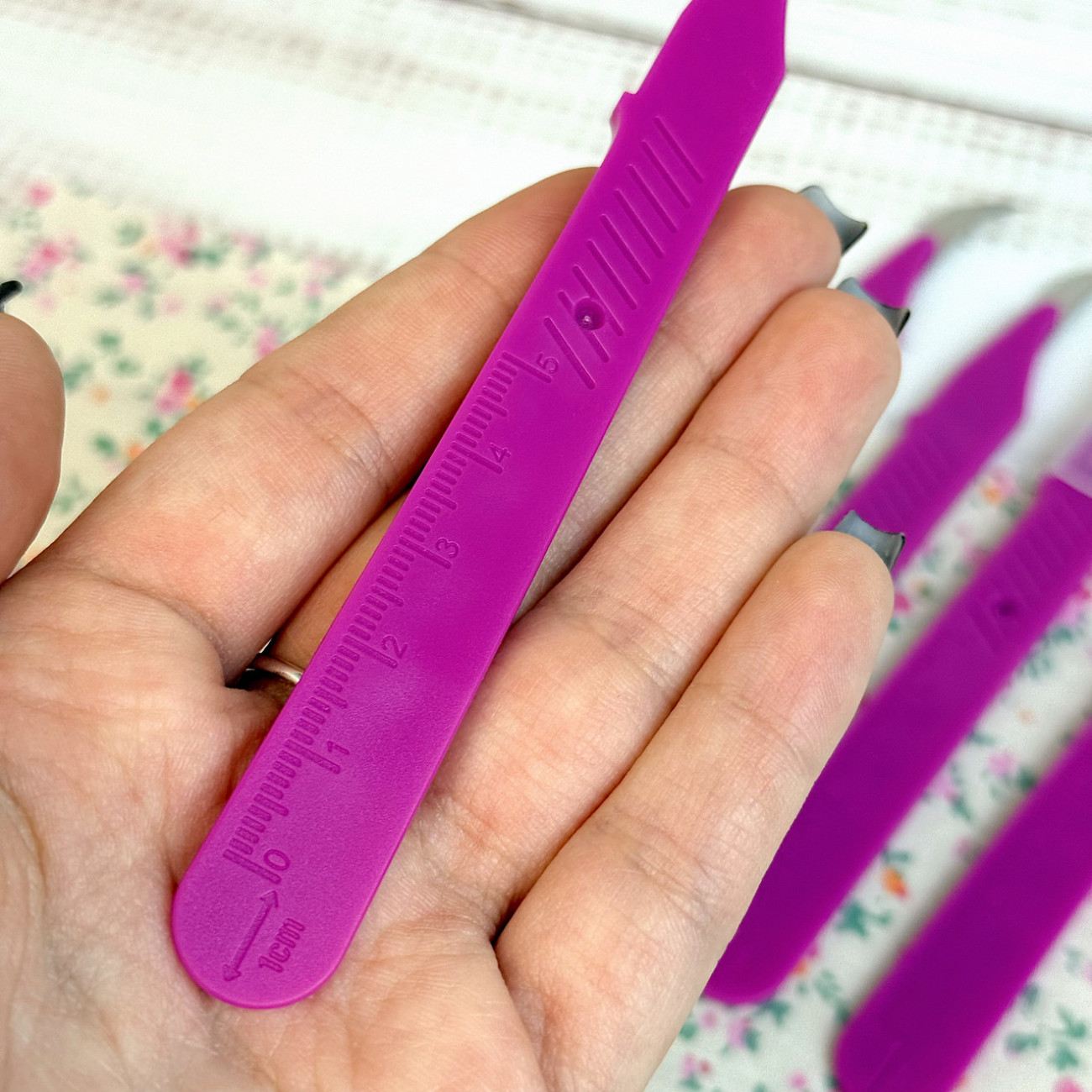 Розпорювач швів вигнутий фуксія