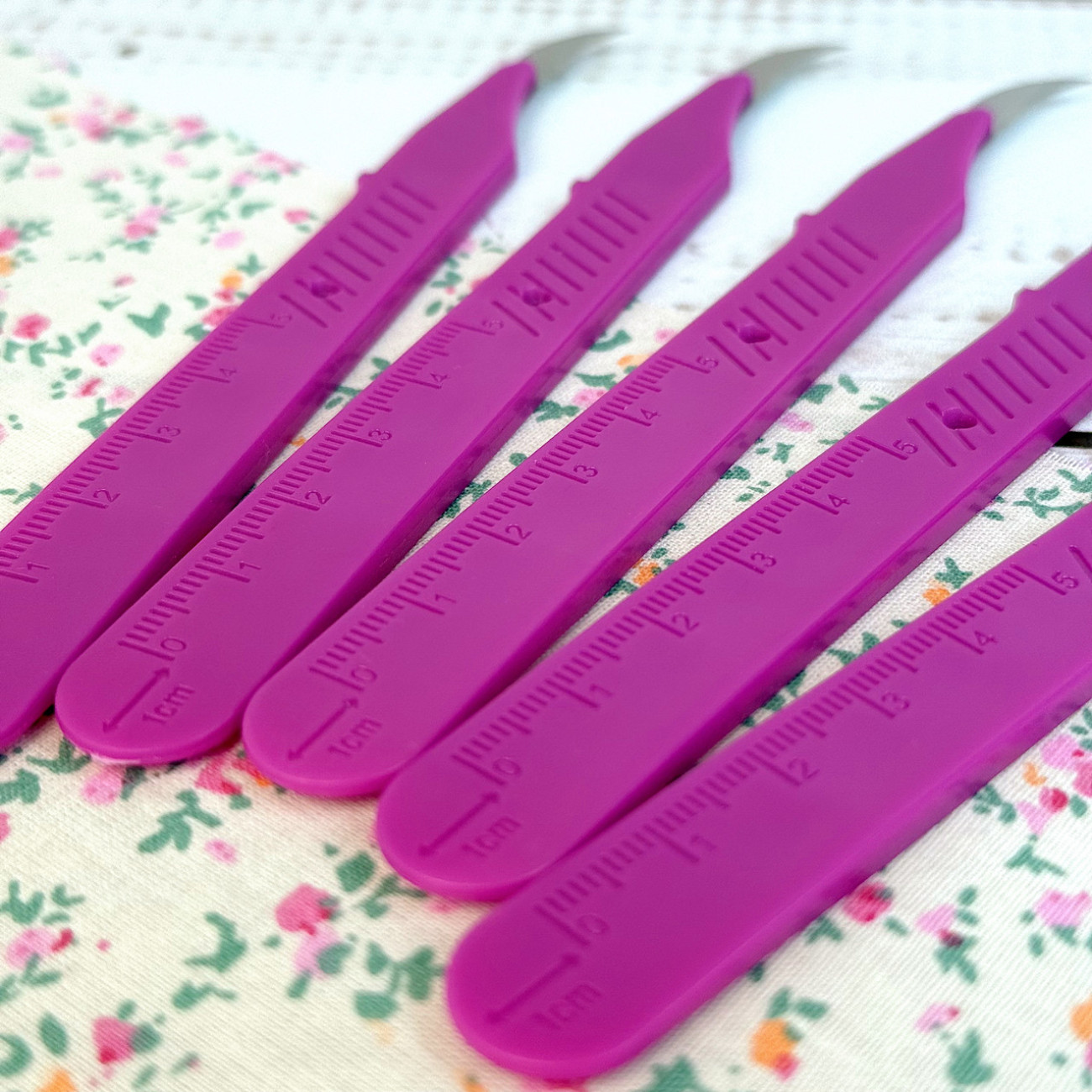 Розпорювач швів вигнутий фуксія