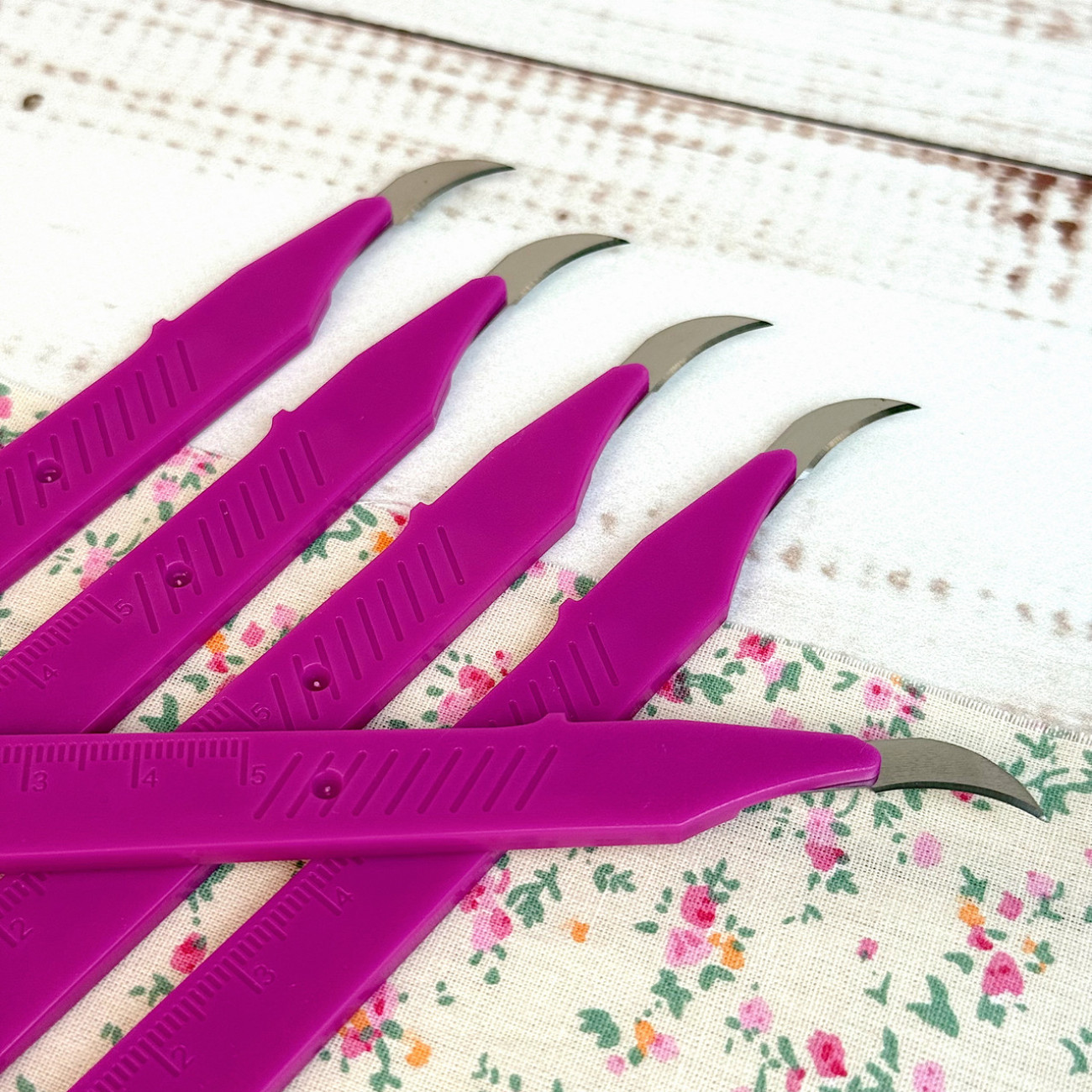 Розпорювач швів вигнутий фуксія