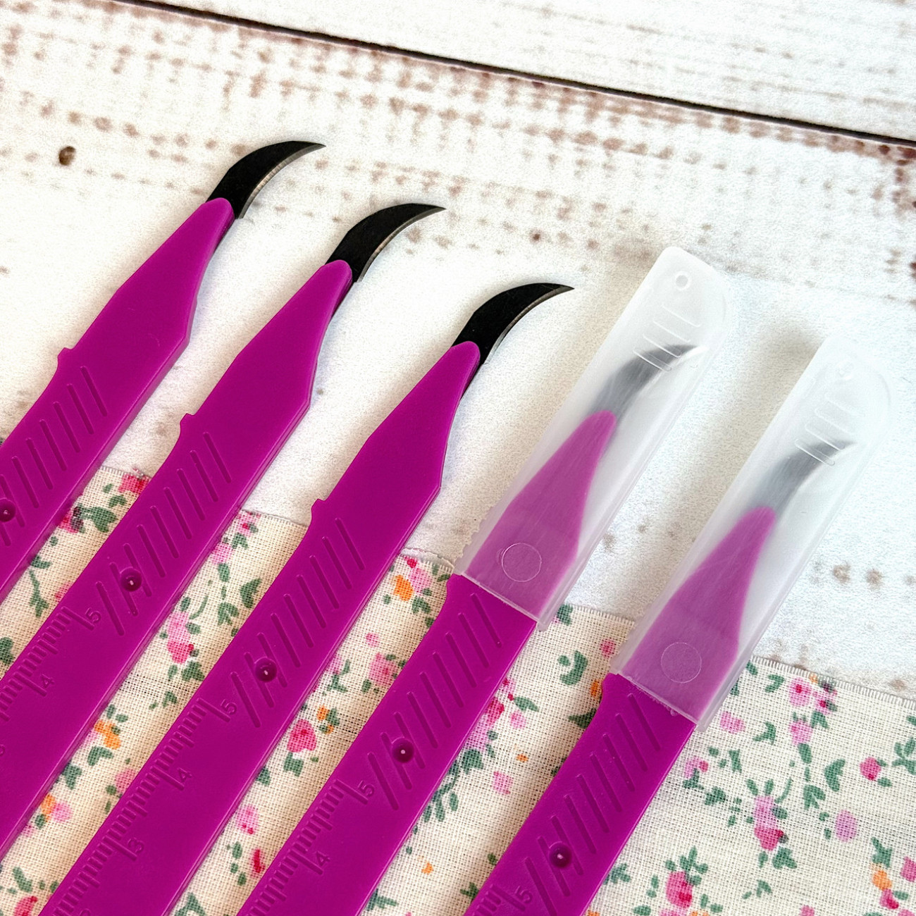 Розпорювач швів вигнутий фуксія